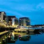 Superyacht On Town Quay Marina, Southampton - Very Close To City Centre And Cruise Terminals - Free Parking Included