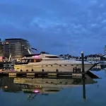 Superyacht On Town Quay Marina, Southampton - Very Close To City Centre And Cruise Terminals - Free Parking Included