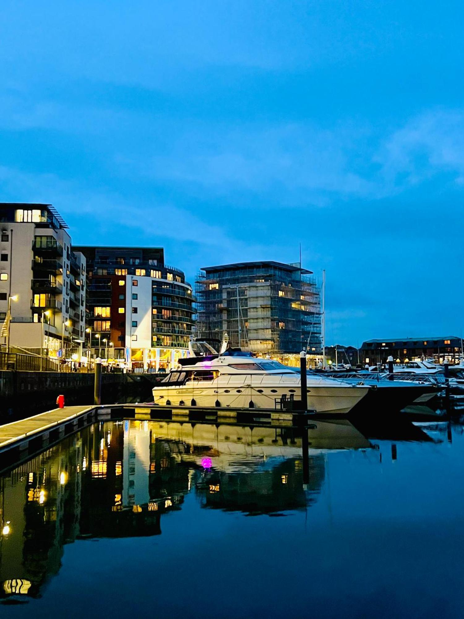 Marina Superyacht: Luxury Harbor Botel Southampton